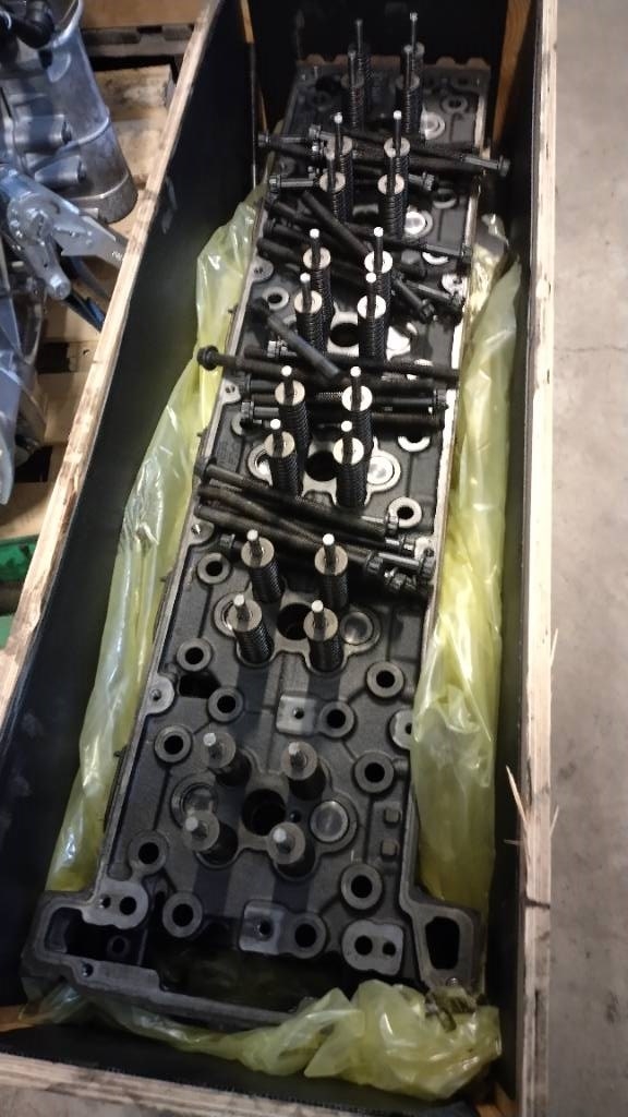 Mercedes-Benz OM473 sylinterikansi, complete cylinder head