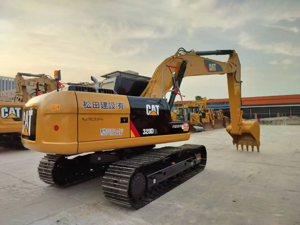 Pelle sur chenilles Caterpillar 320 D2L — occasion 2022