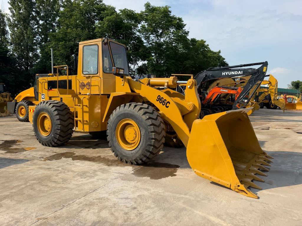 Chargeuse sur pneus Caterpillar 966C — occasion 2015