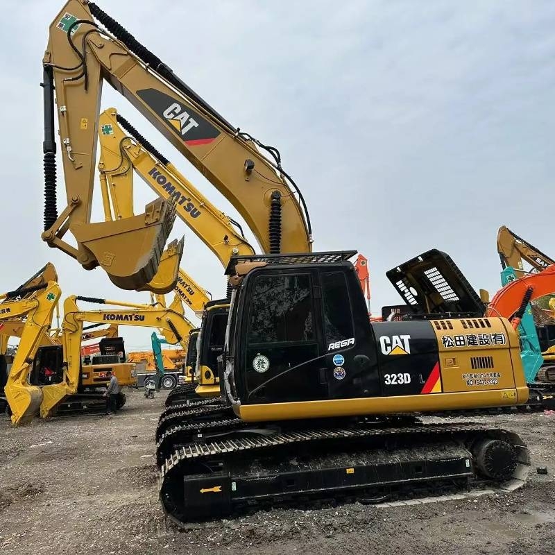 CAT 323 D