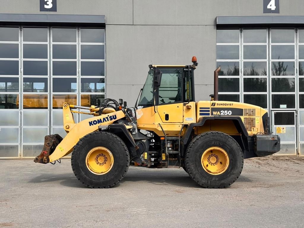 Chargeuse sur pneus Komatsu WA250 — occasion 2005, 18 500 h