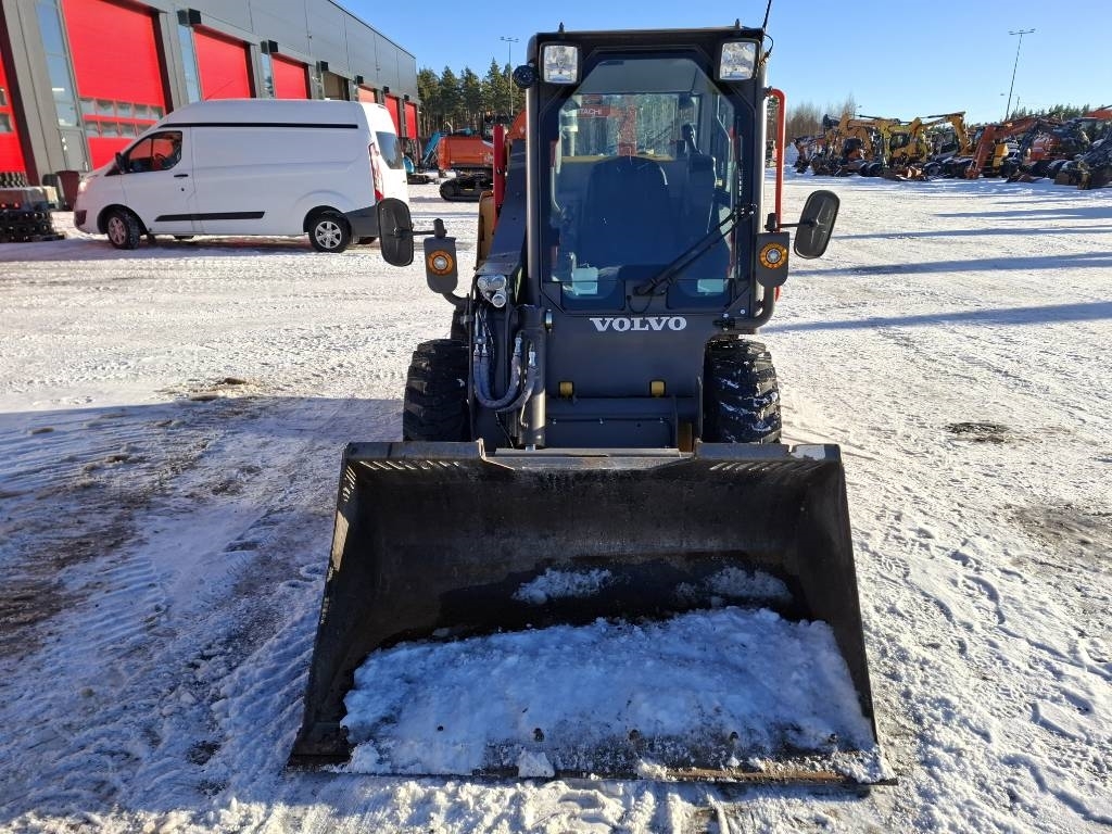 Volvo MC 70C T4 / Grease, Bucket, Heater, new tires kuva 3