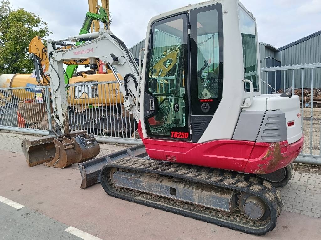 Takeuchi TB 250 5 ton rups graafmachine excavator bagger
