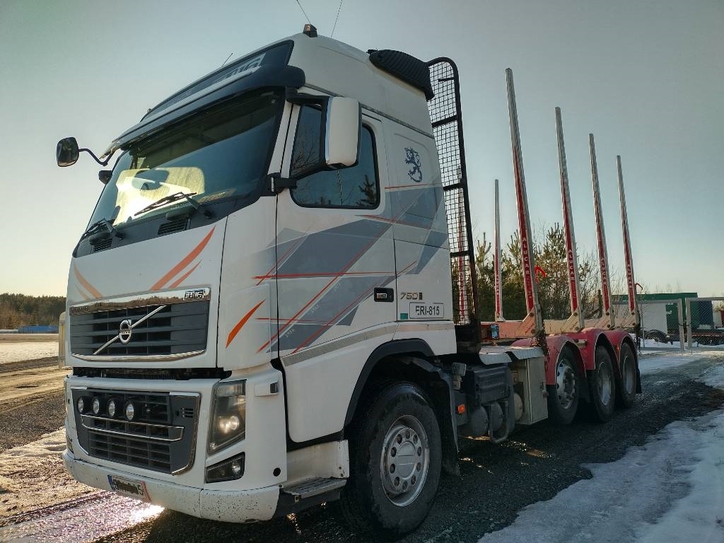 Volvo FH750 puuvarustus, napaperät,trippeli