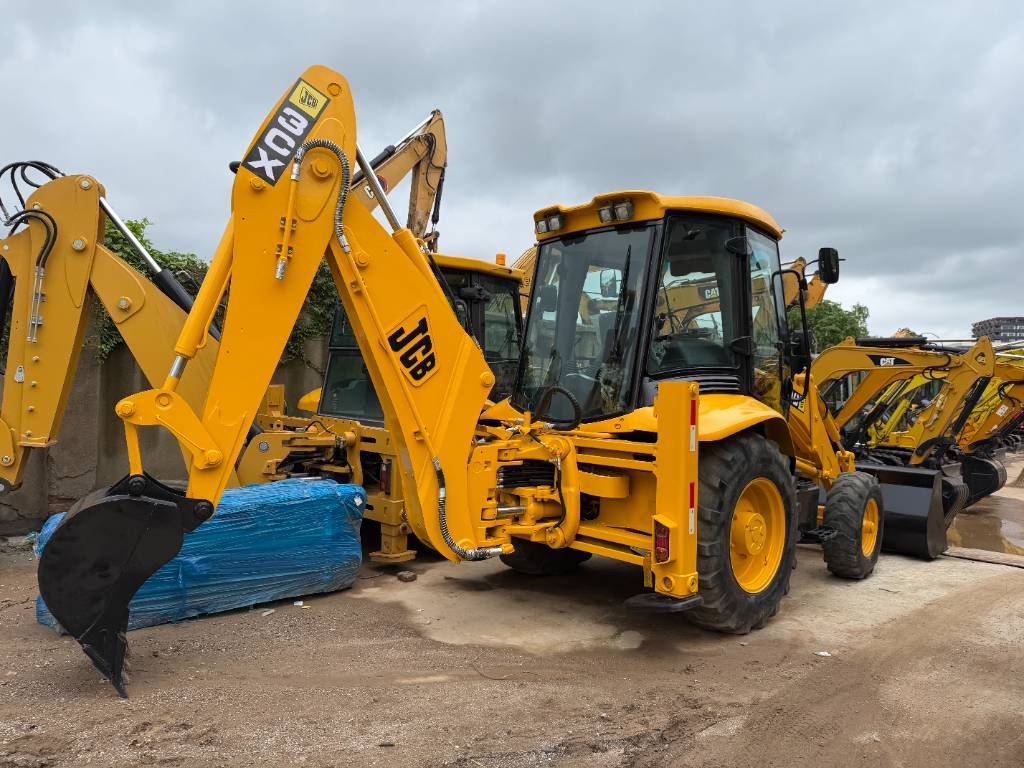 Tractopelle JCB 3 CX Shanghai largest supplier — occasion 2024, 200 h