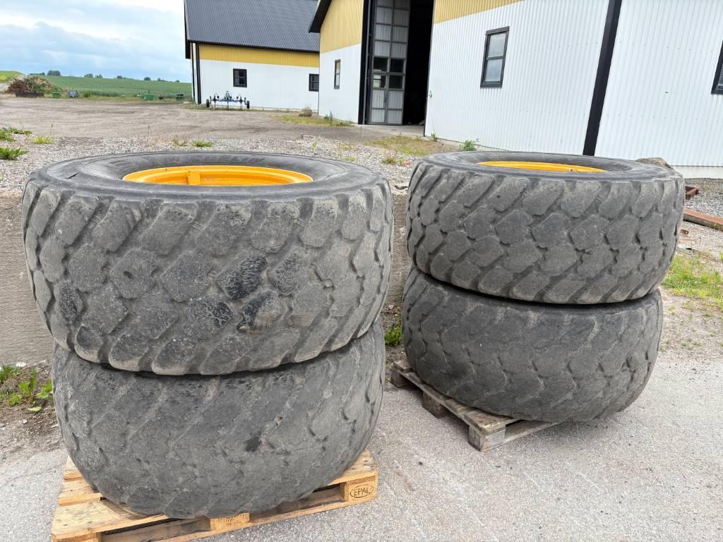 4 st 600 breda däck med fälg till Volvo L60H