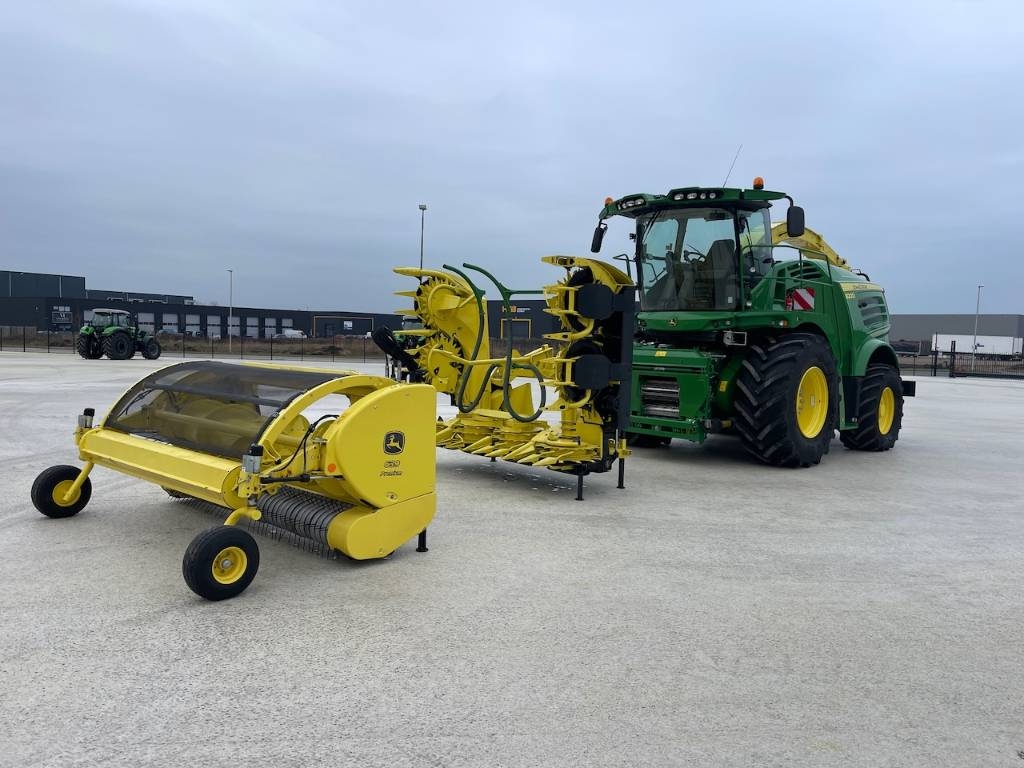 John Deere 8200+ Corn Head + Pick-up