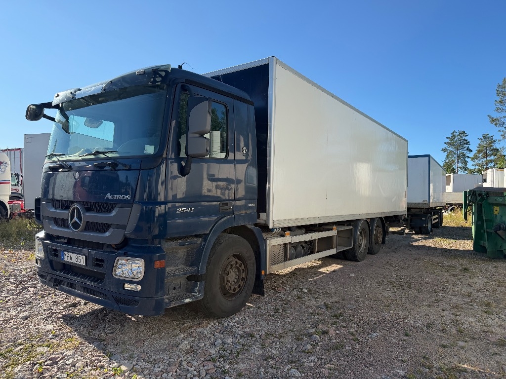 MERCEDES-BENZ 2541 Skåpekipage skåpbil +Släp