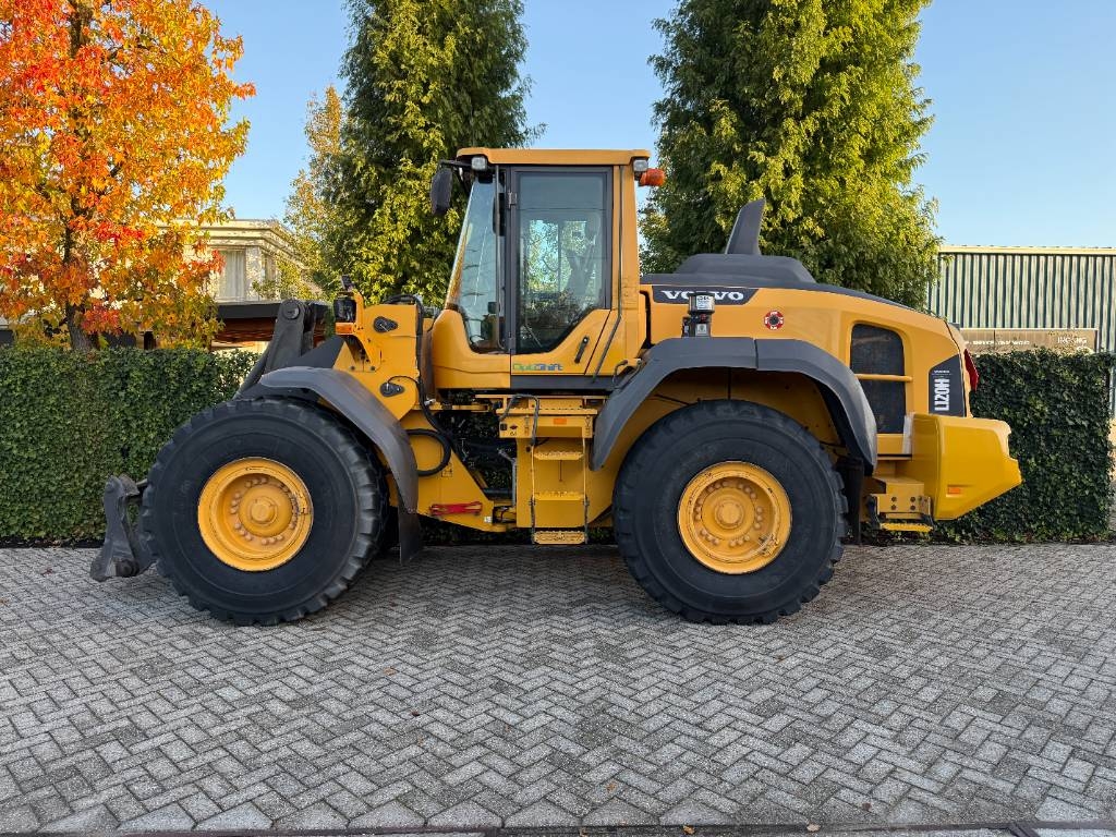 Chargeuse sur pneus Volvo L 120 H — occasion 2016, 9 990 h