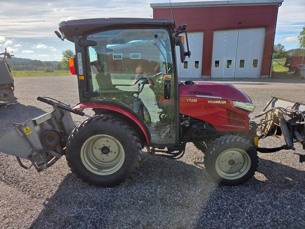 Yanmar YT235 med vikplog och sandspridare