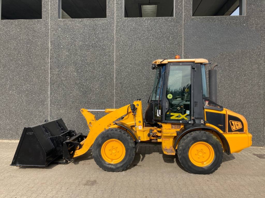 JCB 407
