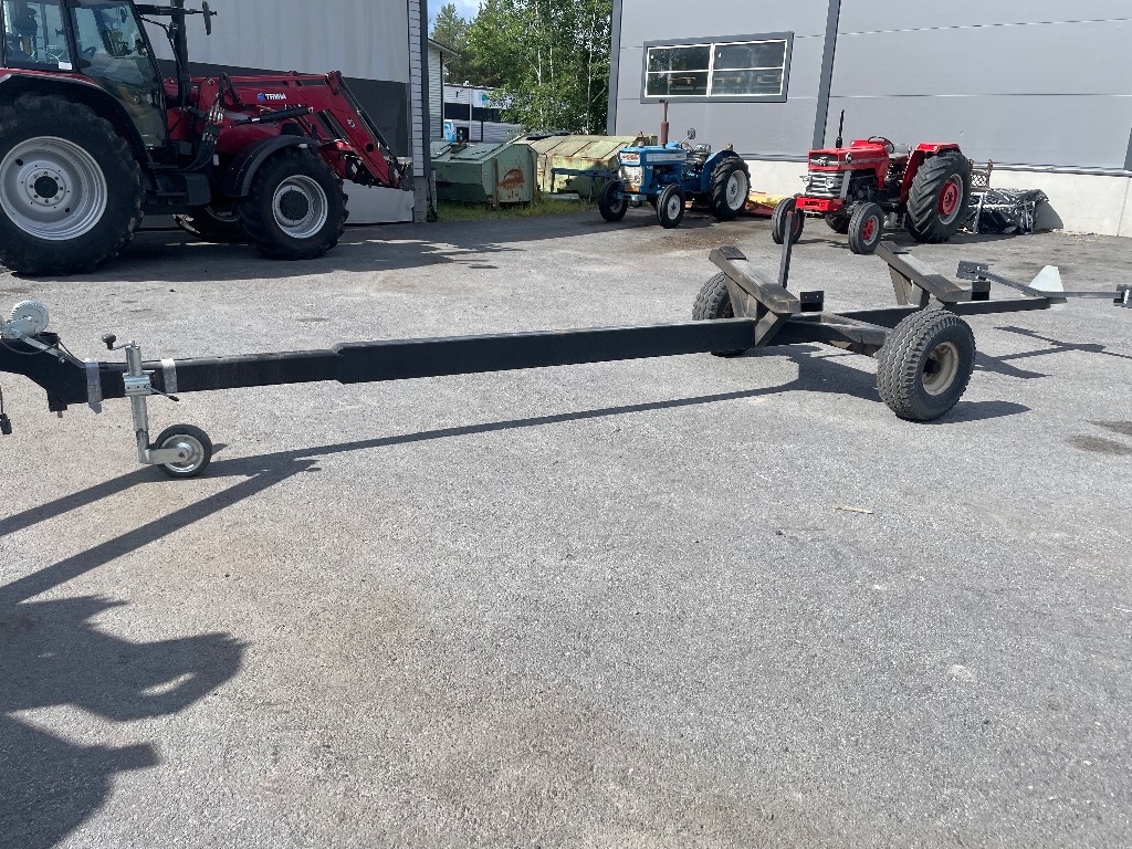 New Holland Omavalmiste pöytävaunu