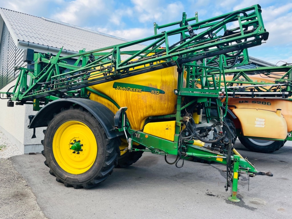 John Deere 832