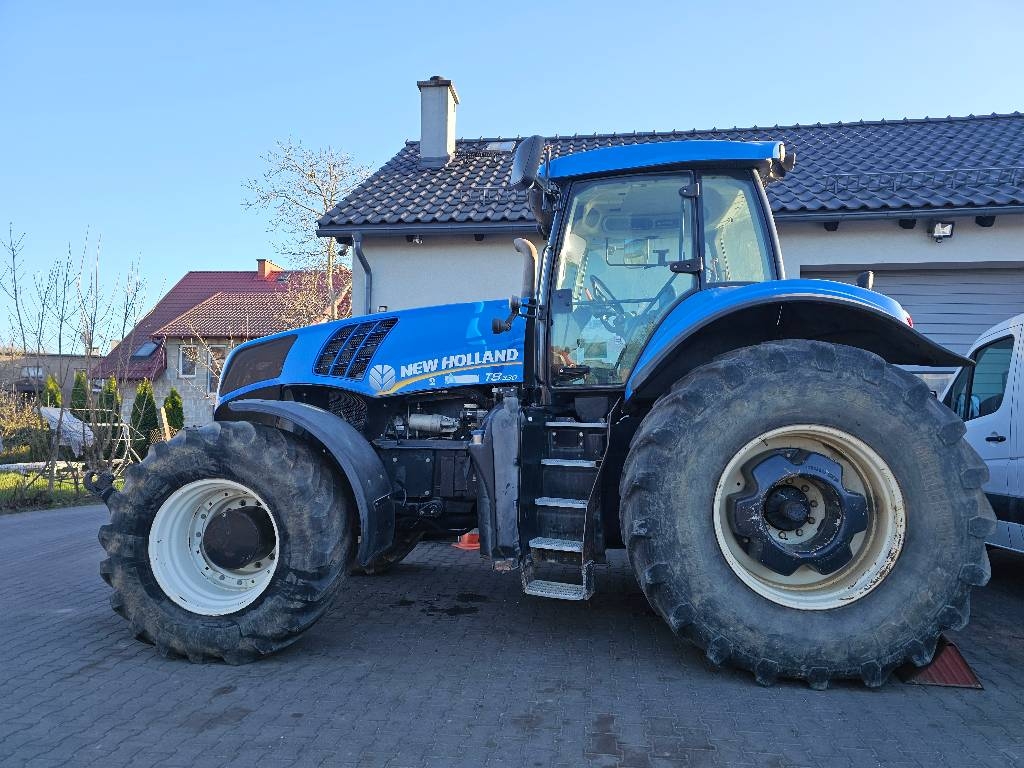 New Holland T 8.330