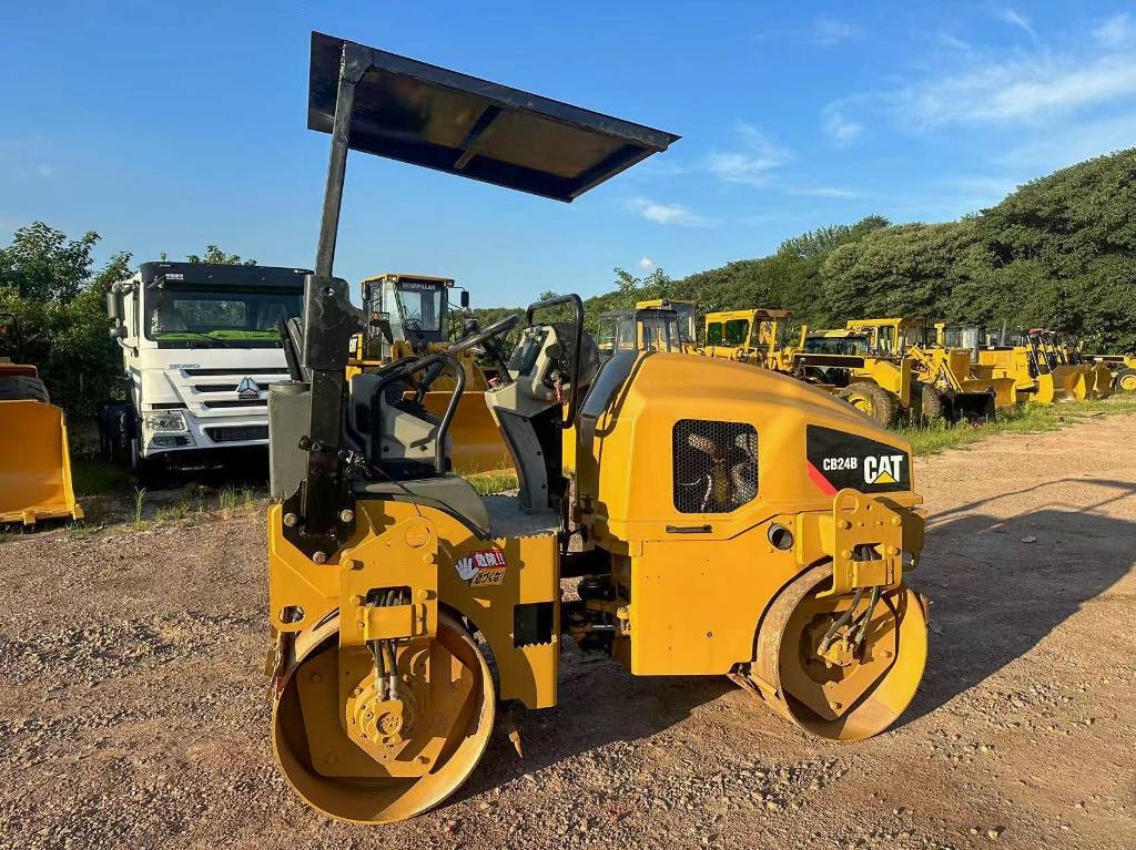Rouleau tandem Caterpillar CB 24 B — occasion 2016, 3 370 h