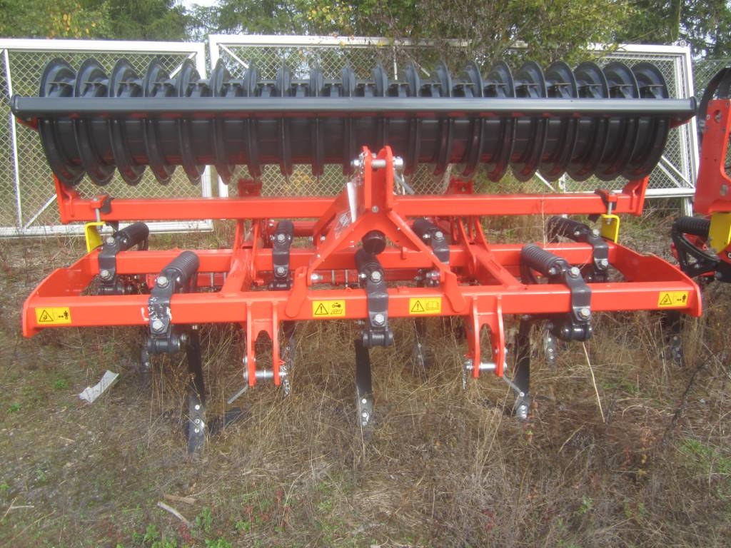 Kuhn Cultimer M300 T-Liner jyrällä