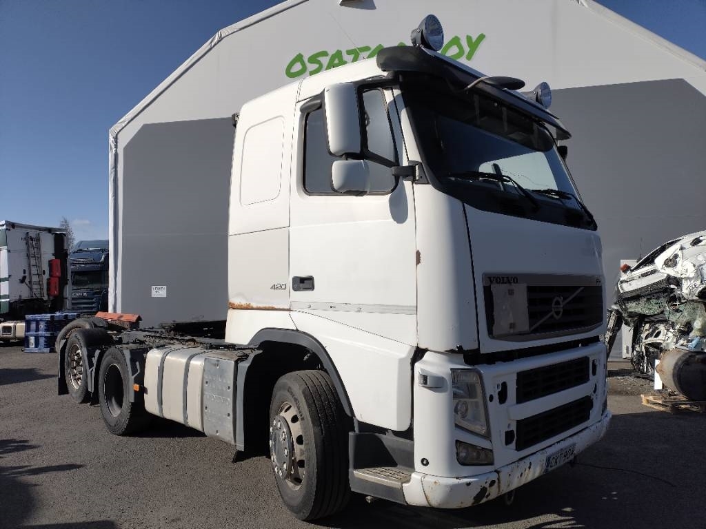 Volvo FH460 6x2 veturi kääntyvä teli