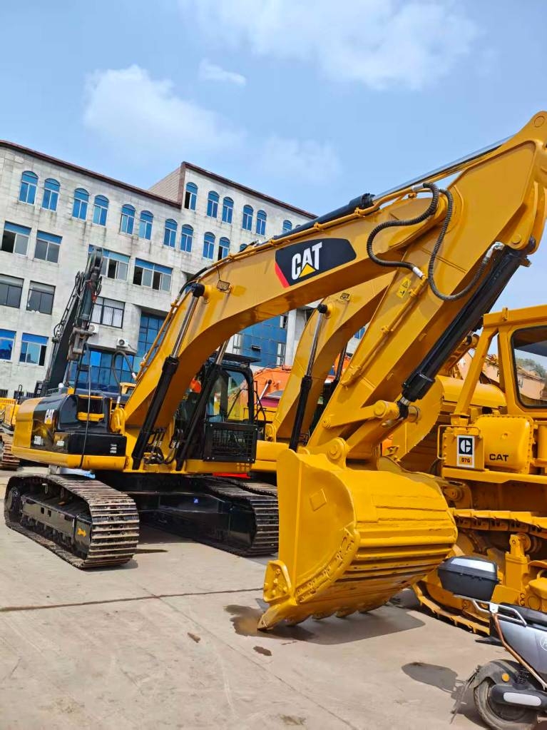Pelle sur chenilles Caterpillar 330 D — occasion 2023