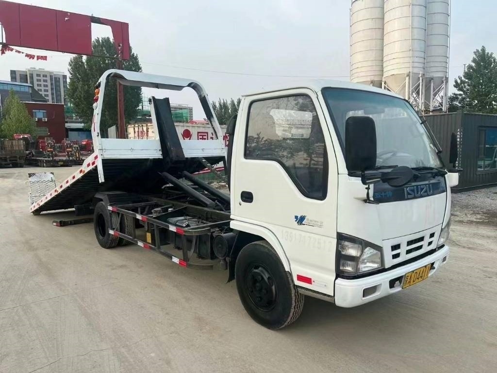 Isuzu breakdown truck