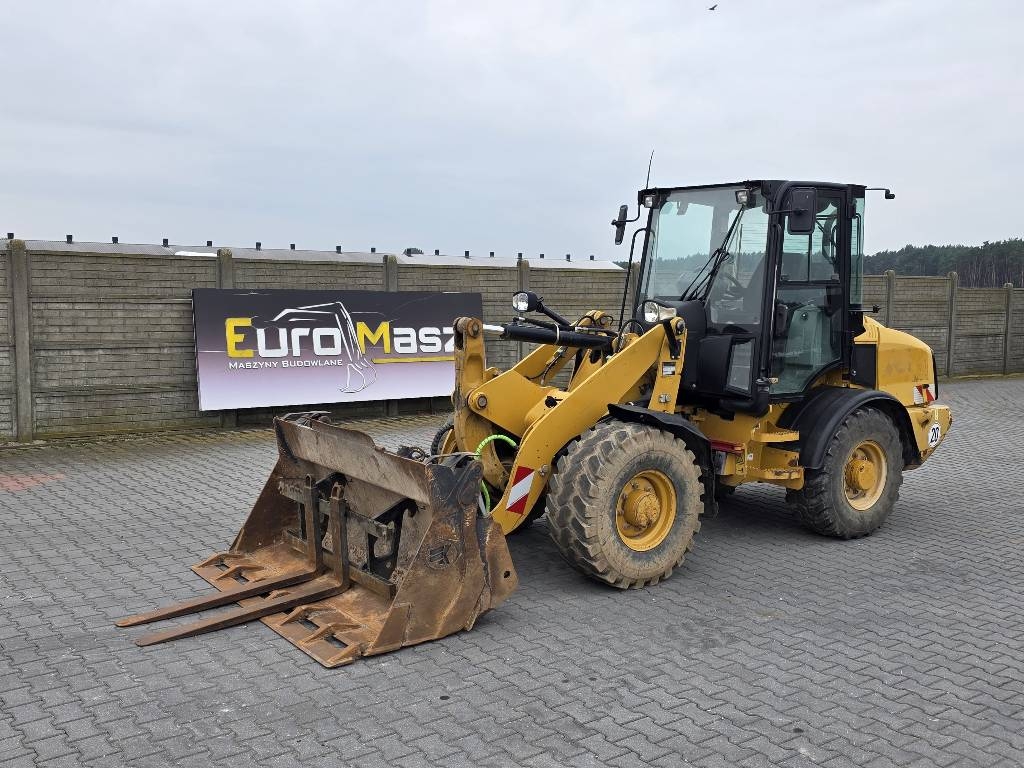 CAT 907H, 2012 ROK, 4100 MTH, ŁYŻKA OTWIERANA + WIDŁY