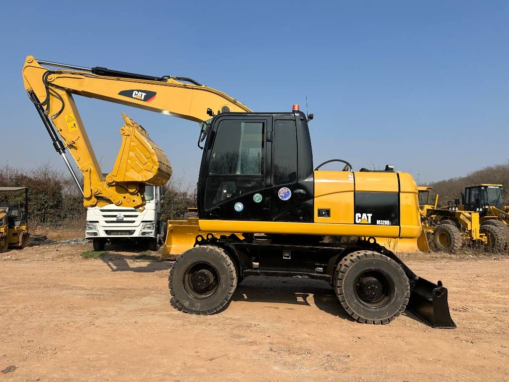 Pelle sur pneus Caterpillar M320D — occasion 2018