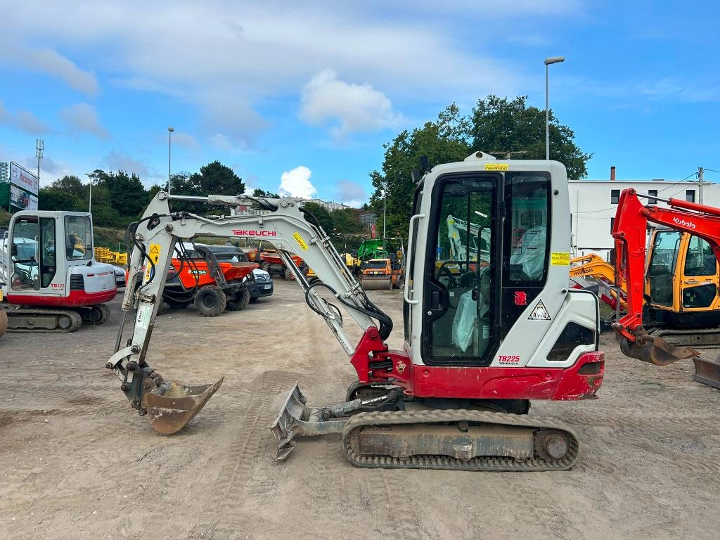 Takeuchi TB 225