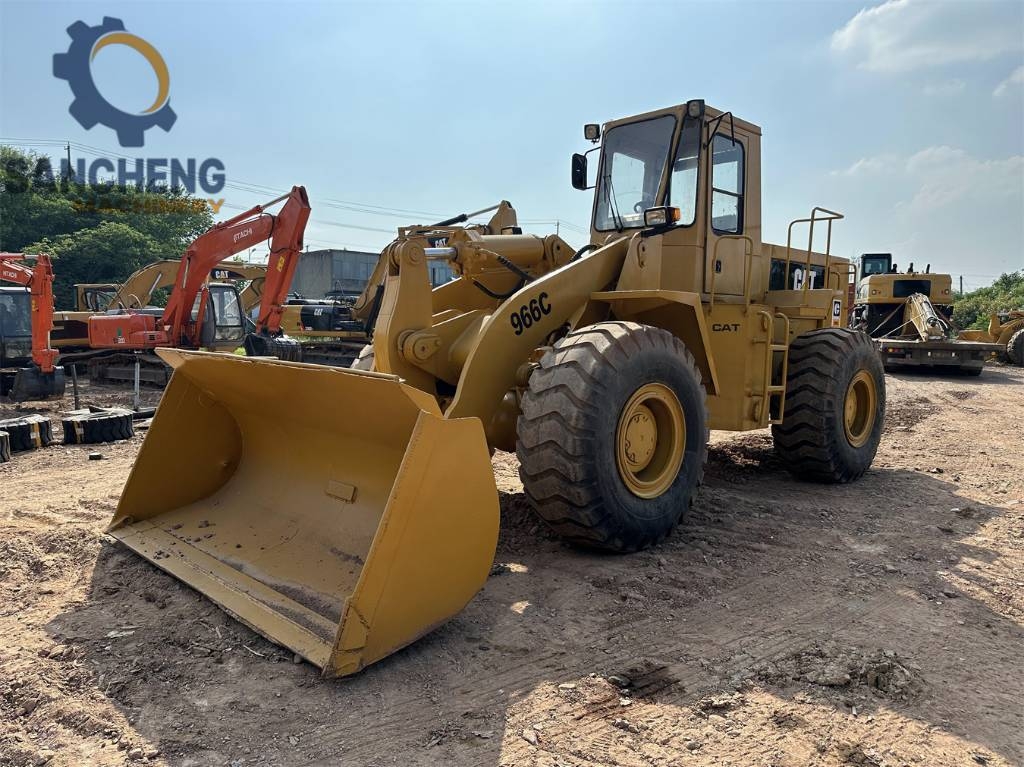 Chargeuse sur pneus Caterpillar 966C — occasion 2015