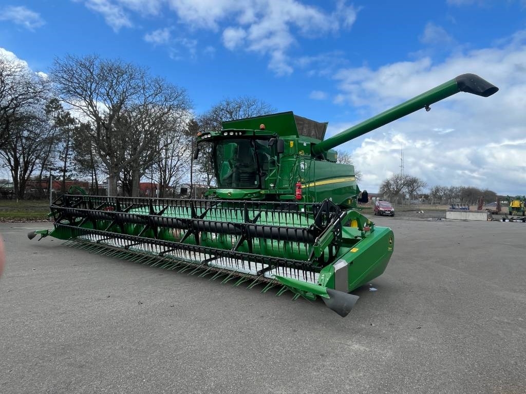 John Deere T670