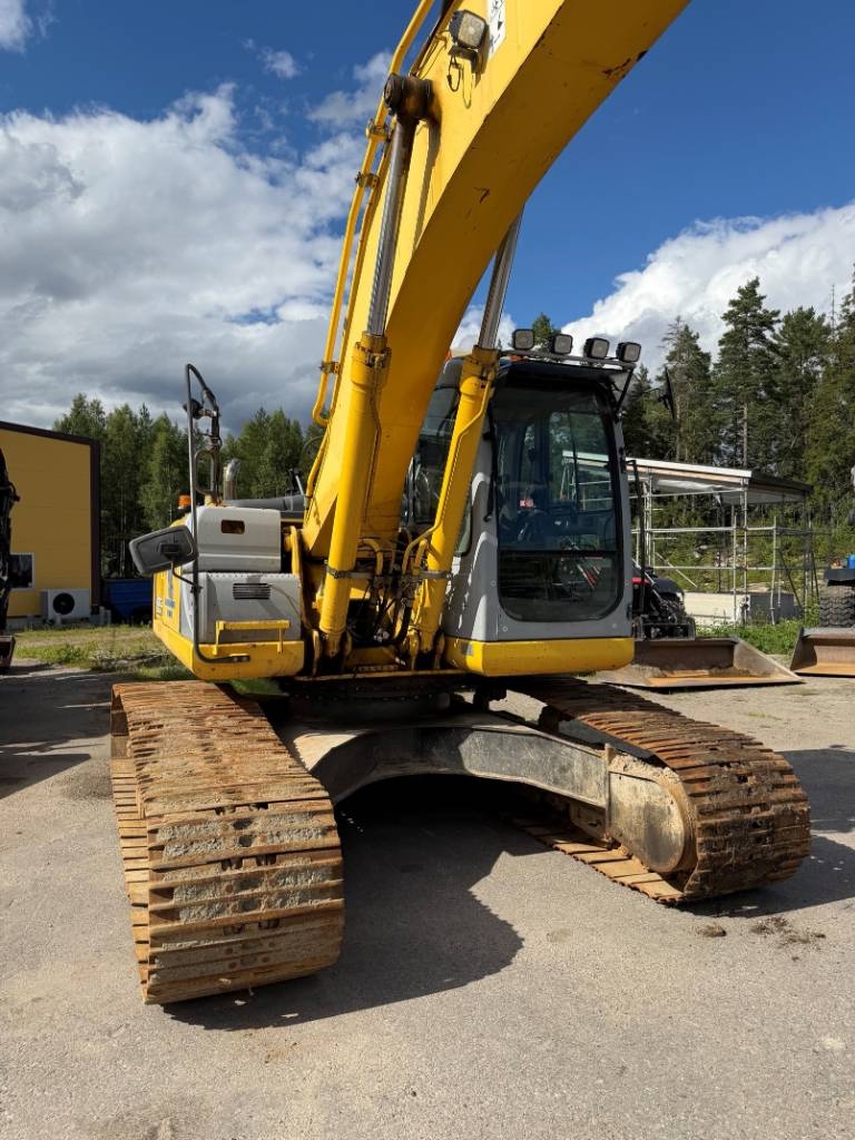 New Holland E 215 B