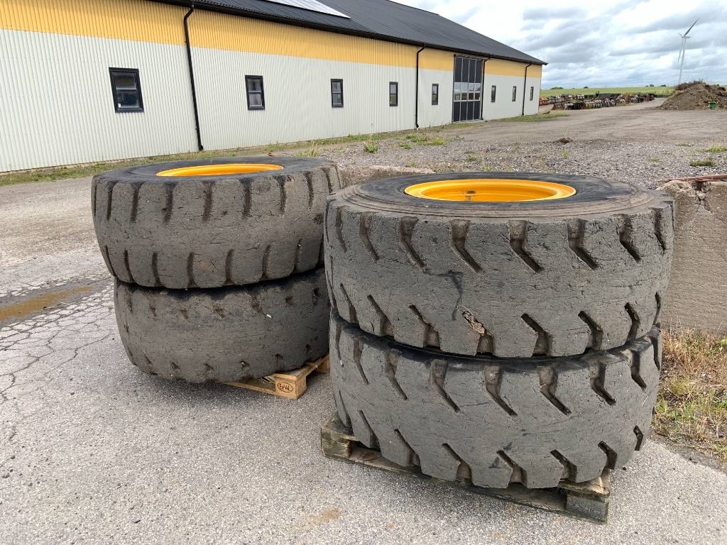 20,5x25 däck med fälg till Volvo L90H