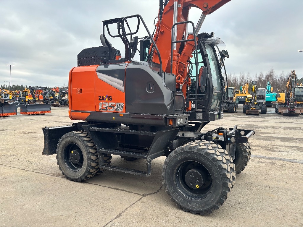 Hitachi ZX 135 W-7 / Pyörittäjä, 3 kauhaa, Rasvari, StageV kuva 6