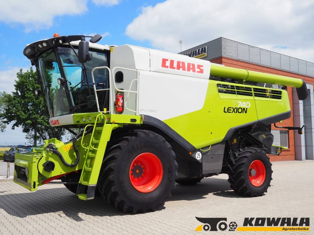 CLAAS Lexion 740 4x4 + V680