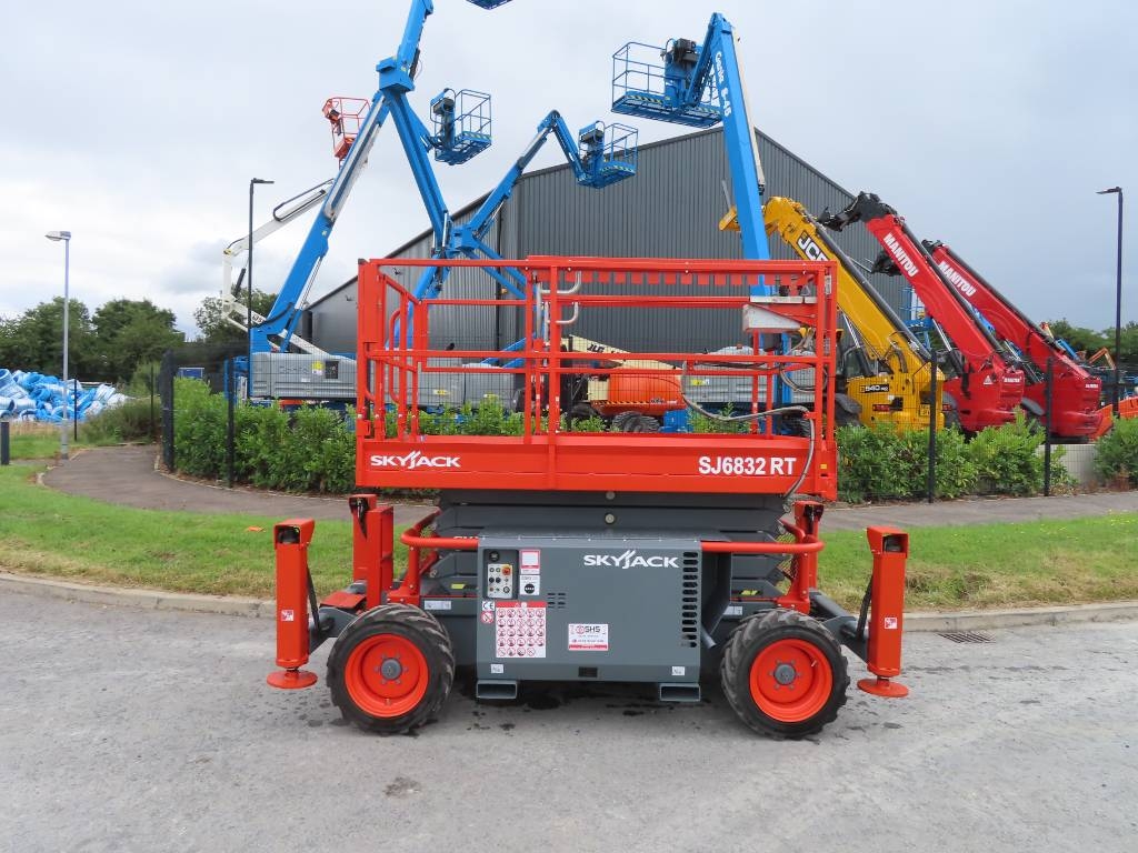 SkyJack 6832RT