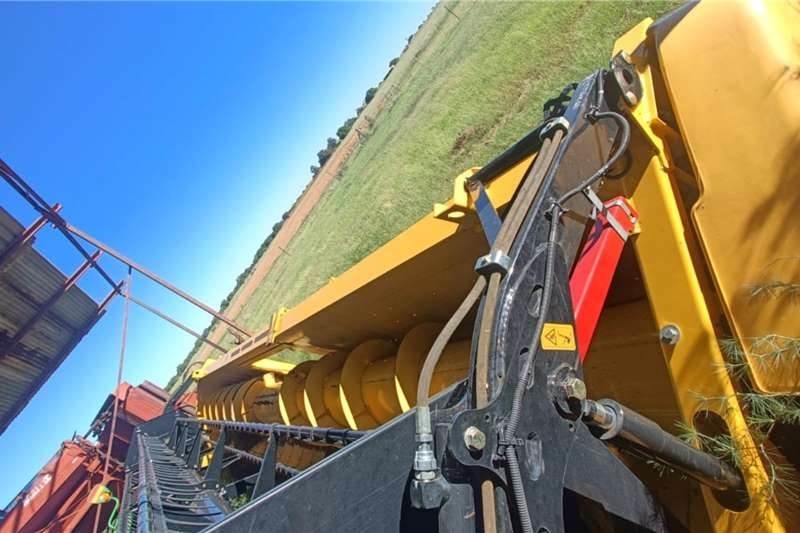 New Holland 25 Ft New Holland 740 CF-25 Super Flex Header