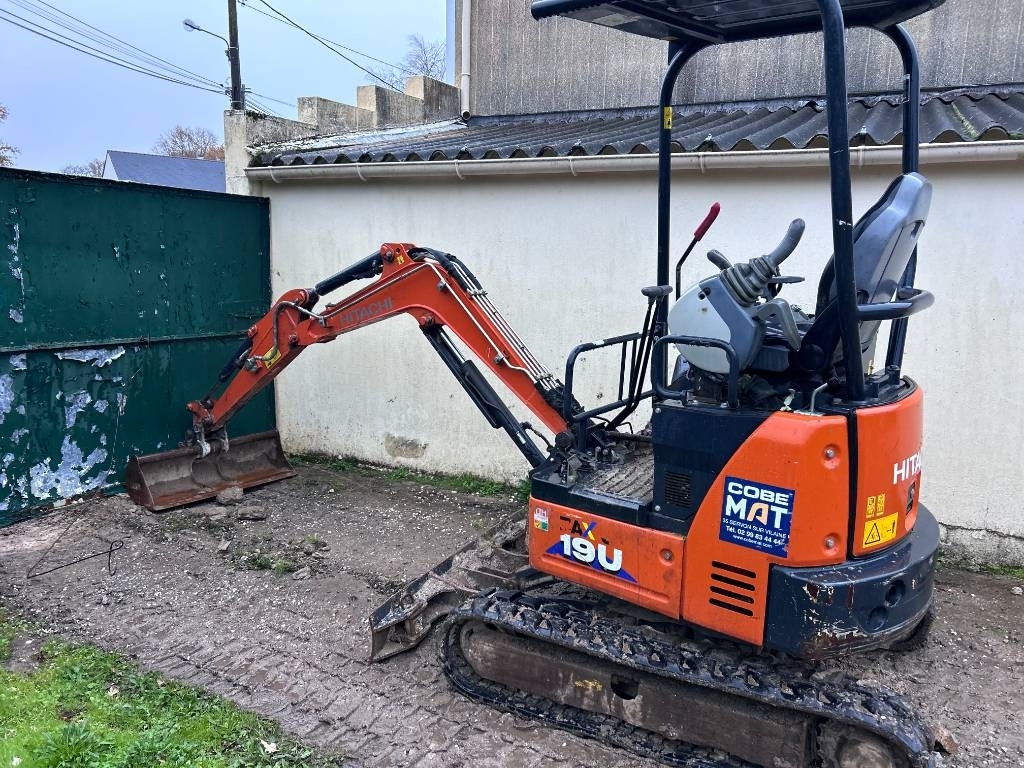 Hitachi ZX19U