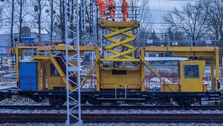 Vehicle for railway overhead line work with a mova