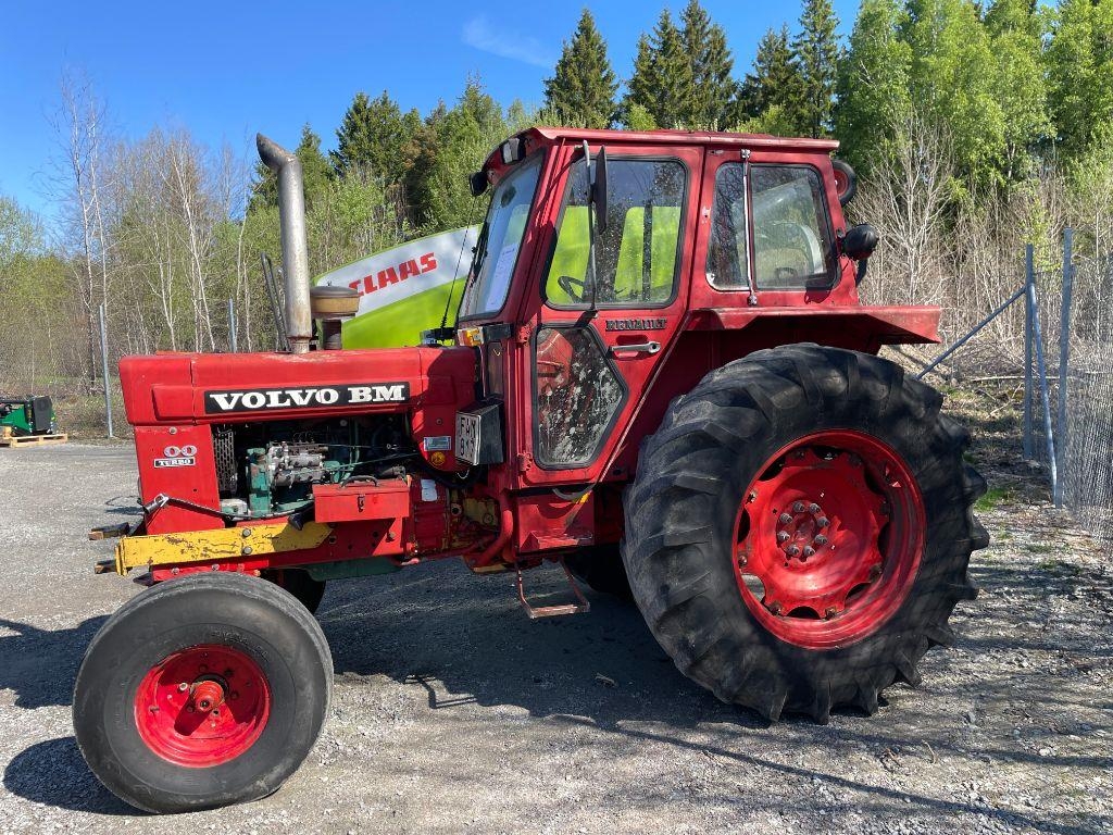 700