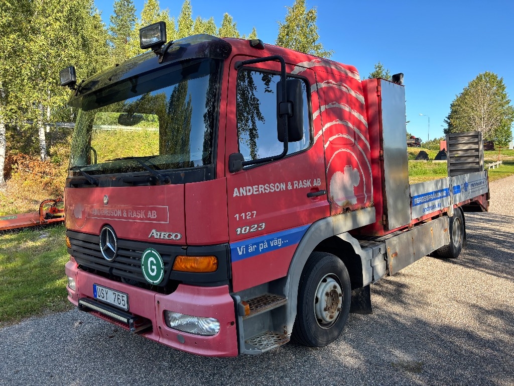 Mercedes-Benz Flakbil med ramp 1023