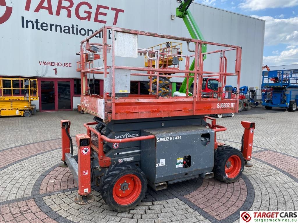 SkyJack SJ6832RT Diesel 4x4 Scissor WorkLift 1180cm Defect