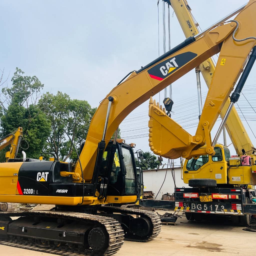 Pelle sur chenilles Caterpillar 320 D L — occasion 2022, 800 h