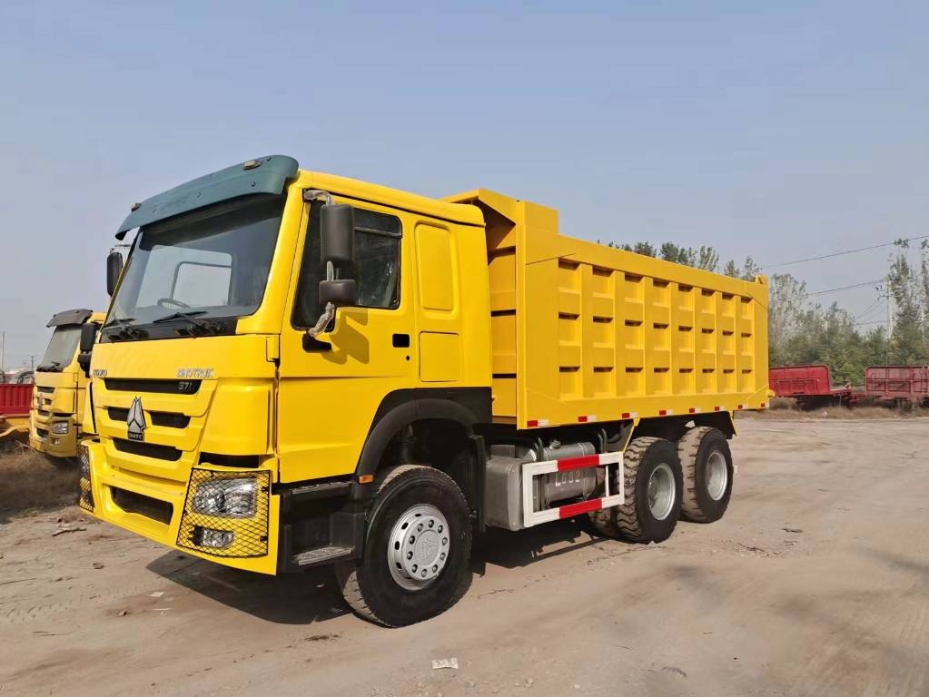 Camion benne Sinotruk HOWO — occasion 2023