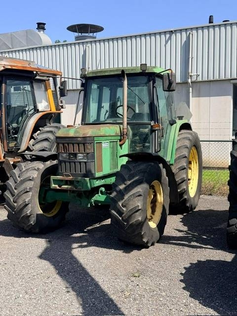 John Deere 6210 met werk