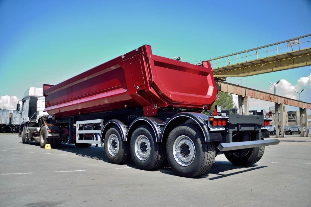 Benalu Mega HArdox tipptrailer med skjutbara axlar