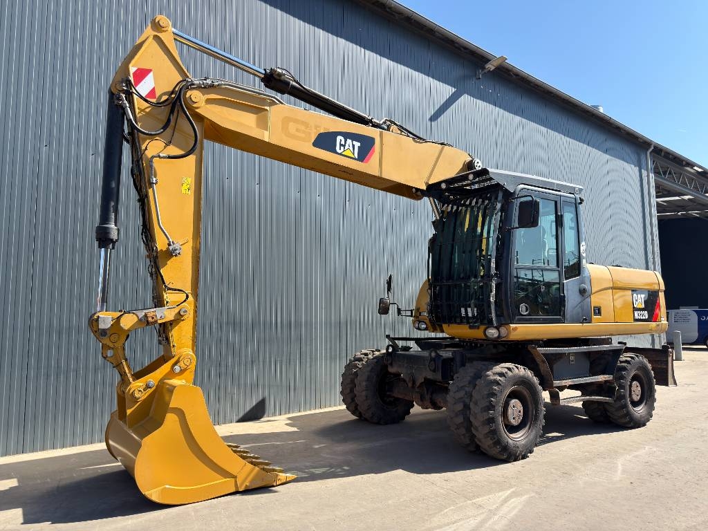 Pelle sur pneus Caterpillar M322D — occasion 2014, 8 396 h