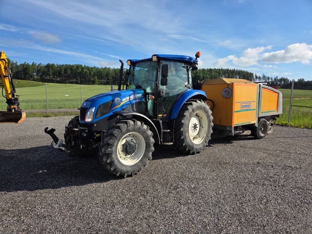 New Holland TD5,85 med snö och soputrustning TD 5.85