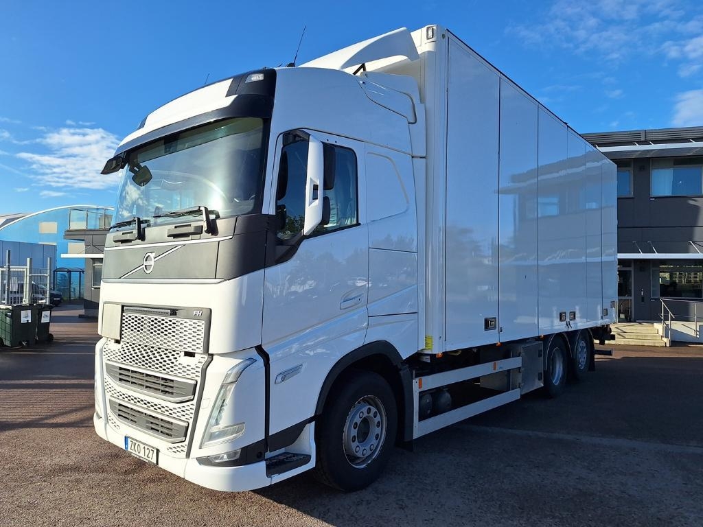 Camion fourgon Volvo Vehicle Rigid 6x2-2 box full side opening — occasion 2022