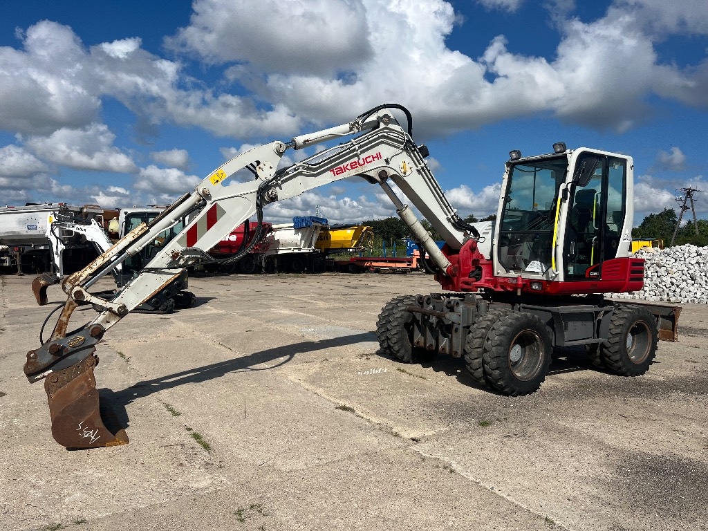 Pelle sur pneus Takeuchi TB 295 W — occasion 2016, 8 660 h