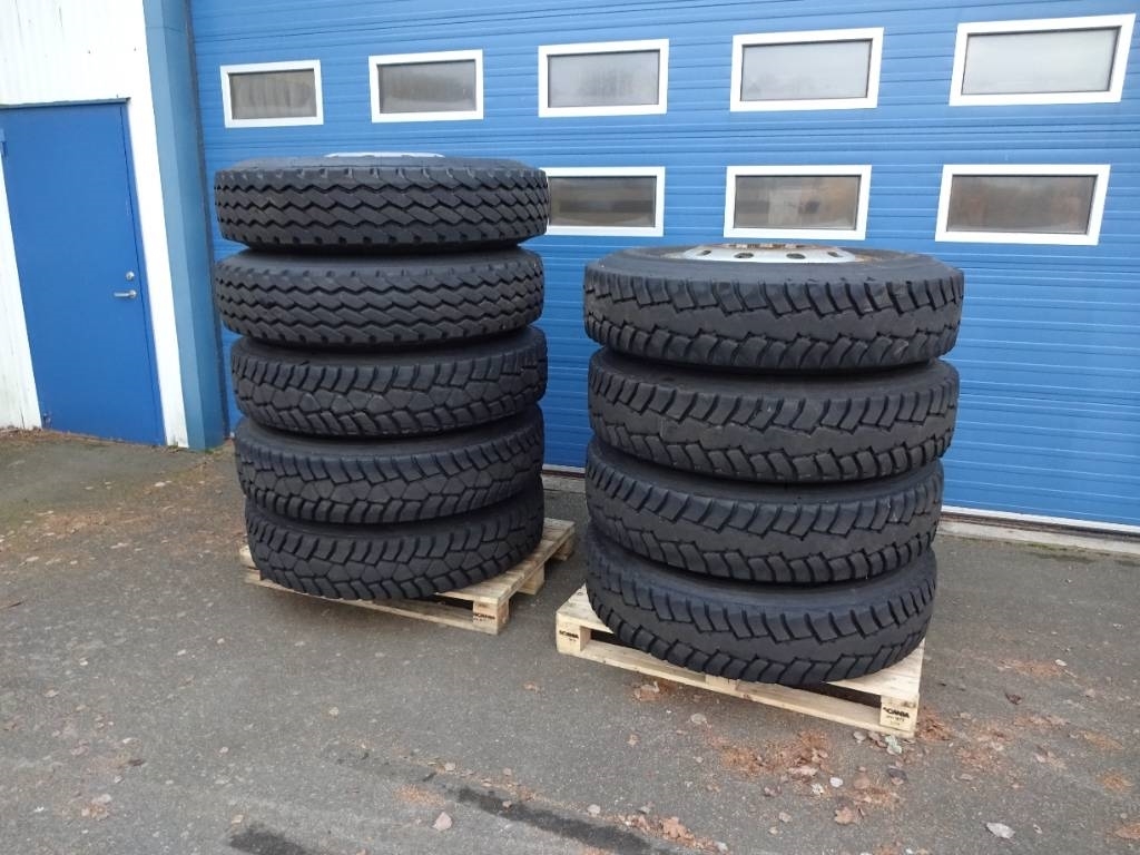 Michelin/Good Year M+S 325/95R24 Scania