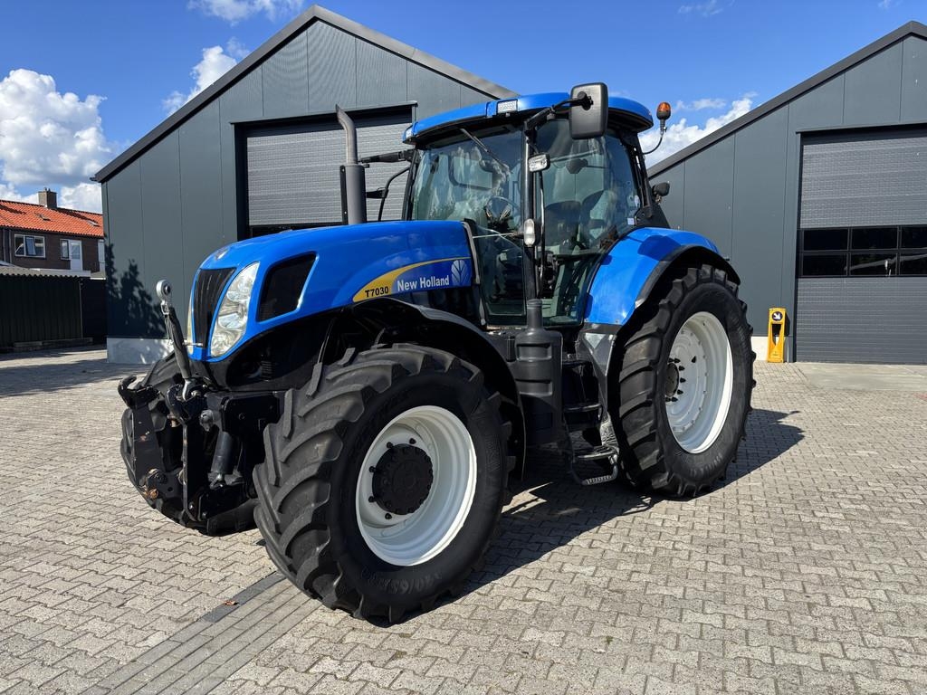 New Holland T7030 PowerCommand. Fronthef, Vooras vering, 40km.