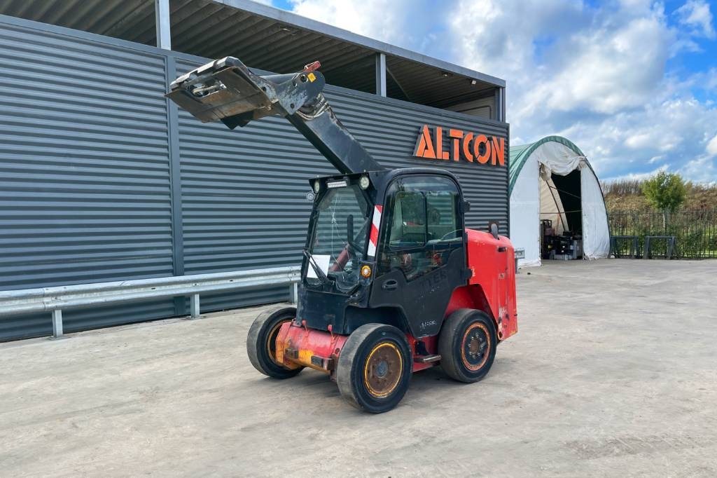 JCB R260